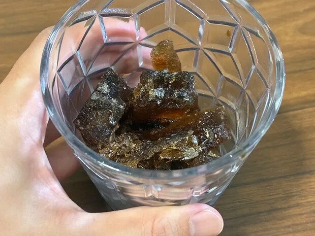 グラスに入れたコーヒー氷（撮影：grapeフード編集部）