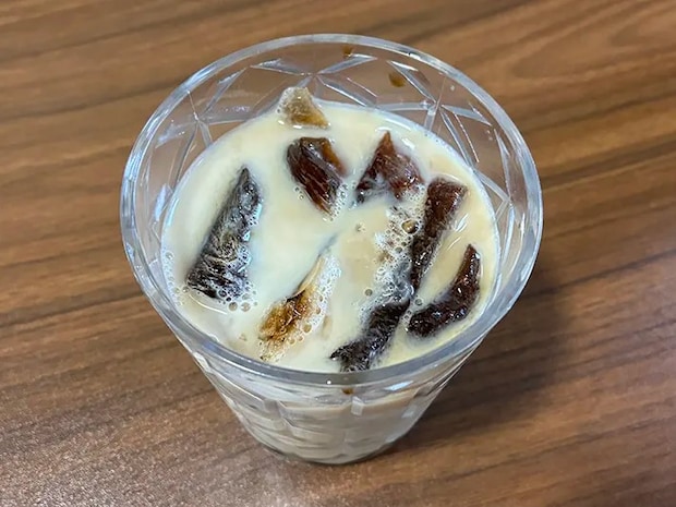 コーヒー氷に牛乳を注いだグラス（撮影：grapeフード編集部）