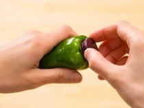 ピーマンの芯、切らずにくり抜ける？　カゴメが教える「包丁いらずの裏技」が肉詰めにピッタリ
