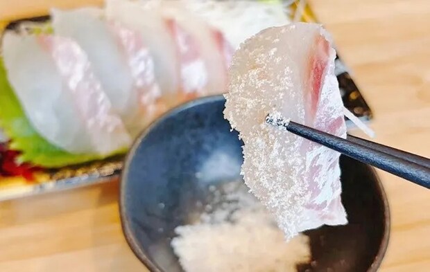 『塩こんぶの塩を刺身につける』写真（撮影：キジカク）