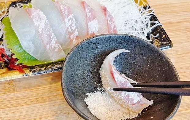 『塩こんぶの塩を刺身につける』写真（撮影：キジカク）
