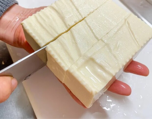 豆腐をカットしている様子