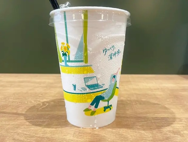 アイスコーヒーのカップの写真（撮影：grapeライフハック編集部）