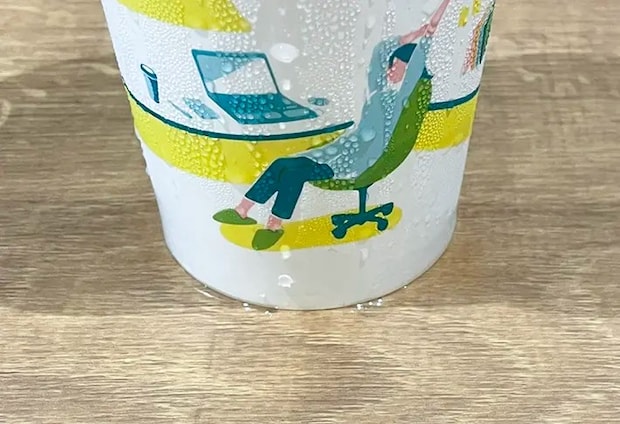 アイスコーヒーのカップが結露して机が濡れた写真（撮影：grapeライフハック編集部）