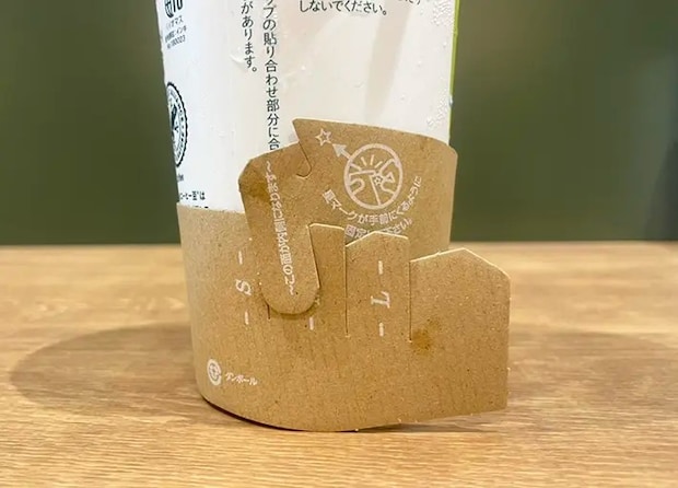 スリーブをカップにはめた写真（撮影：grapeライフハック編集部）