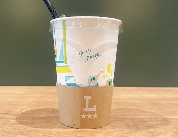 スリーブをつけたアイスコーヒーのカップの写真（撮影：grapeライフハック編集部）