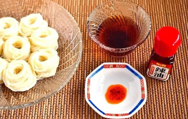 『そうめんとつゆ、ラー油』の写真（撮影：小泉明代）