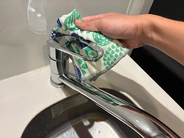 蛇口を乾拭きする場面（撮影：grapeライフハック編集部）