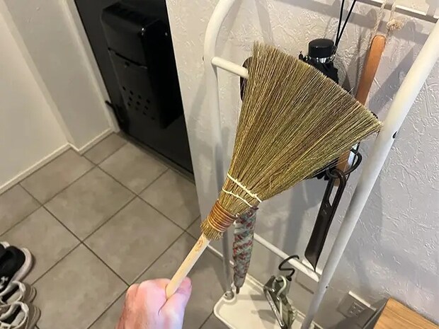ほうきで玄関掃除の写真（撮影：grapeライフハック編集部)