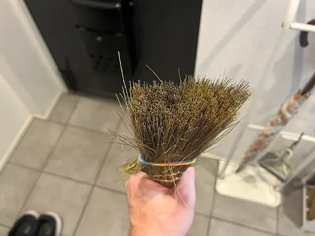ほうきで玄関掃除の写真（撮影：grapeライフハック編集部)