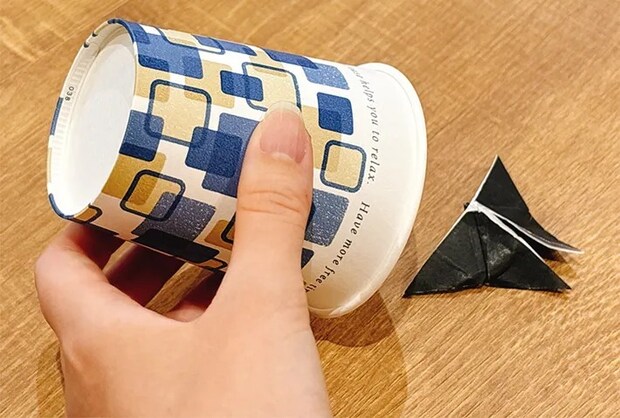 紙コップで虫を捕獲する写真（撮影：grapeライフハック編集部）