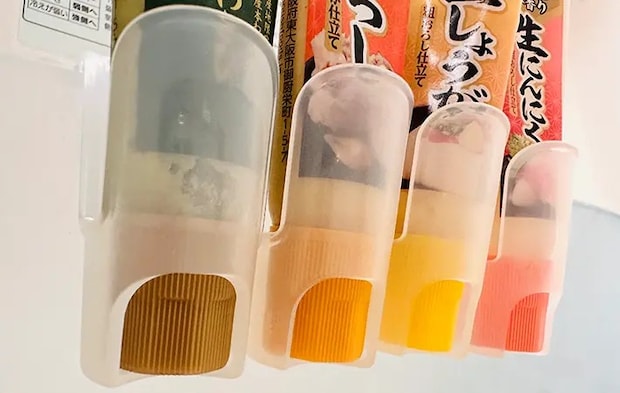 冷蔵庫のドアポケットに薬味チューブホルダーを吊り下げて薬味を収納している写真（撮影：grapeライフハック編集部）