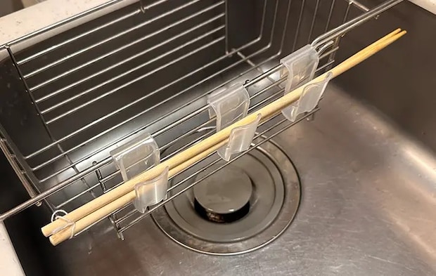 水切りラックにつけた薬味チューブホルダーに菜箸をかけている写真（撮影：grapeライフハック編集部）