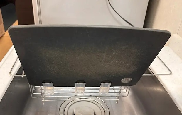 水切りラックにつけた薬味チューブホルダーにまな板をかけている写真（撮影：grapeライフハック編集部）