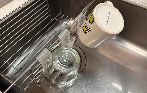 水切りラックにつけた薬味チューブホルダーにコップとグラスをかけている写真（撮影：grapeライフハック編集部）