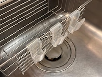 100均の薬味チューブホルダーを水切りラックに引っかけるだけ！　洗い物が快適になって「めっちゃ助かる！」