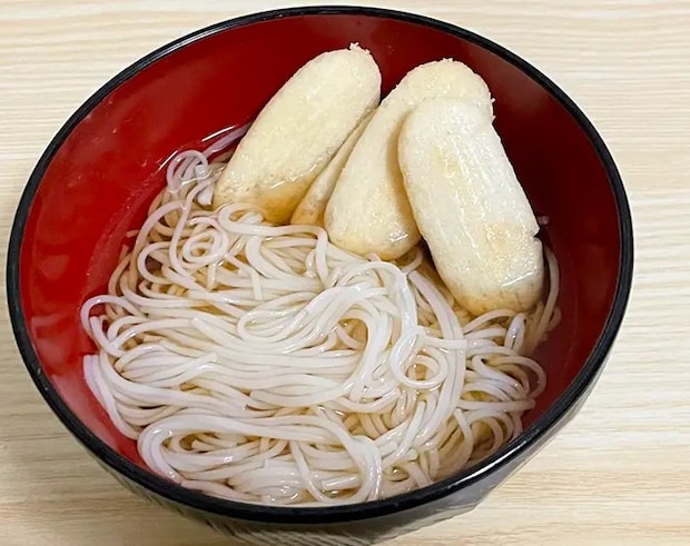そうめんに『ハッピーターン』をトッピングした写真（撮影：grapeフード編集部）