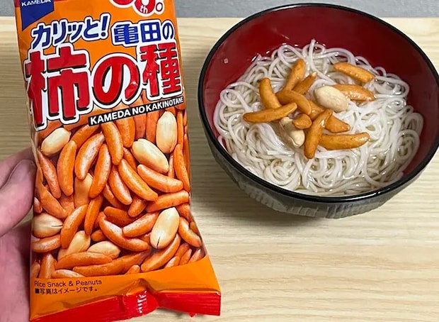 そうめんに『亀田の柿の種をトッピングした写真（撮影：grapeフード編集部）