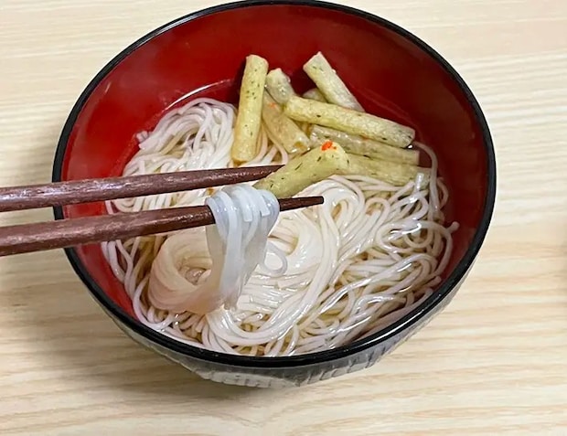 そうめんに『じゃがりこ』をトッピングした写真（撮影：grapeフード編集部）