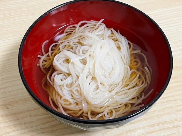 そうめん、普通に食べるの飽きた 味変目的のトッピングに選んだのは…「想像以上にあり」「カリカリ食感がいい」