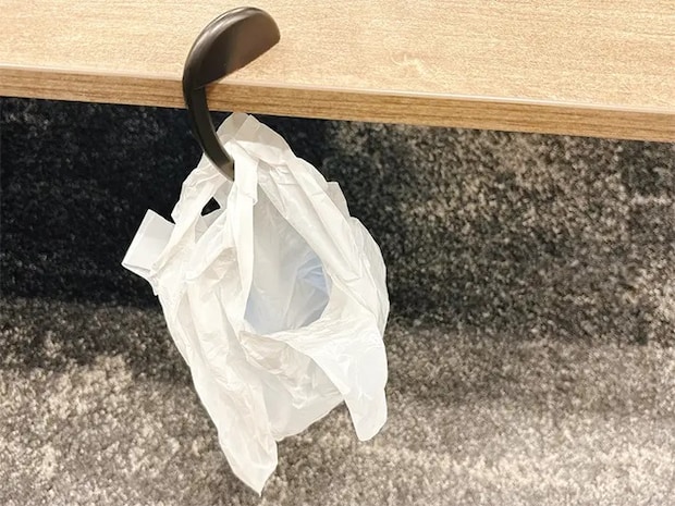 バッグハンガーにビニール袋をかけた写真（撮影：grapeライフハック編集部）