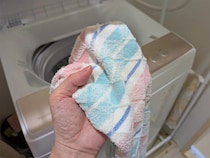 洗顔で使うタオルとトイレ用スリッパ、一緒に洗濯機に入れていい？　洗濯のプロが回答