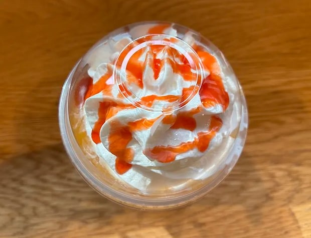 オレンジ色のフラペチーノ（撮影：grapeフード編集部）