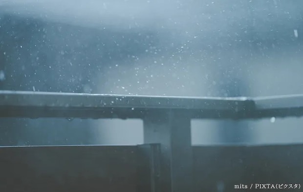 雨とベランダの写真