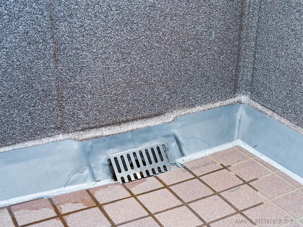 見落としがちな『ベランダの排水口』　掃除のプロに聞いた！詰まりを未然に防ぐ方法