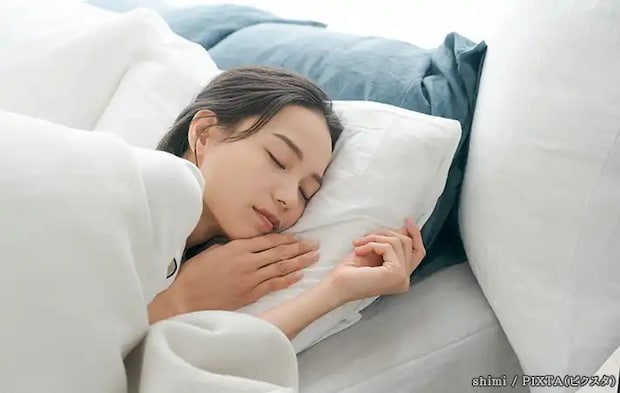 快適に眠る人の写真