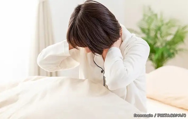 首を押さえる人の写真