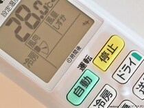 熱帯夜、エアコンの温度を下げる前に？　メーカーが教える保冷まくらの活用法