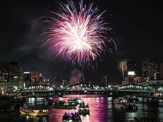 もうすぐ花火大会シーズン、現地になに持って行く？　「あると快適になる持ち物」を日本煙火協会に聞いた！