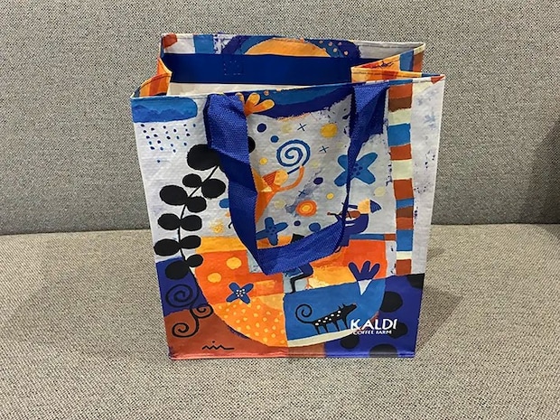 ソファに置かれたカルディのエコバッグ（撮影：grapeライフハック編集部）
