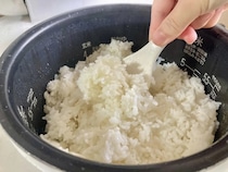 おにぎりをラップで棒状にねじると？　一気に作れる技に「子供にも大好評」【料理の裏ワザ4選】