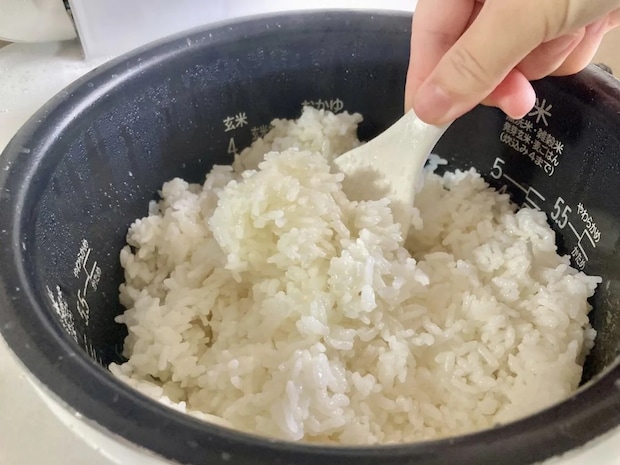 おにぎりをラップで棒状にねじると？　一気に作れる技に「子供にも大好評」【料理の裏ワザ4選】