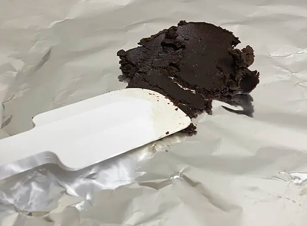 アルミホイルに味噌を塗る写真（撮影：grapeフード編集部）