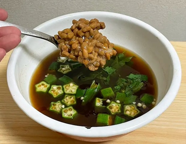 味噌汁に納豆を入れる写真（撮影：grapeフード編集部）
