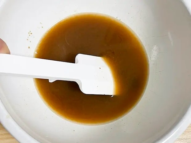 味噌を水で溶く写真（撮影：grapeフード編集部）