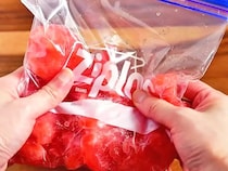 スイカをジッパー袋に入れて揉むだけ！　材料3つで簡単『かき氷風おやつ』【管理栄養士】
