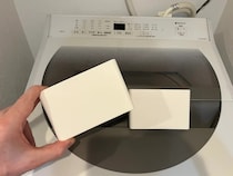洗濯のたびに「あれどこだっけ？」が消えた　ダイソーのマグネットポケットを洗濯機に貼りつけてみたら…