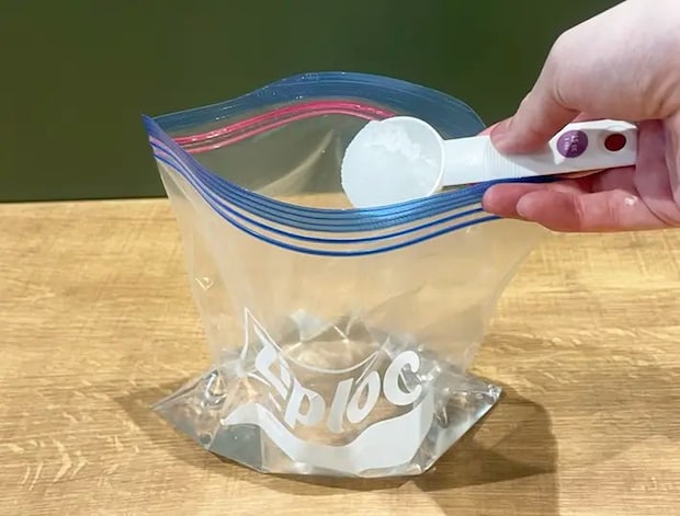 ジッパー袋に水と塩を入れる写真（撮影：grapeライフハック編集部）