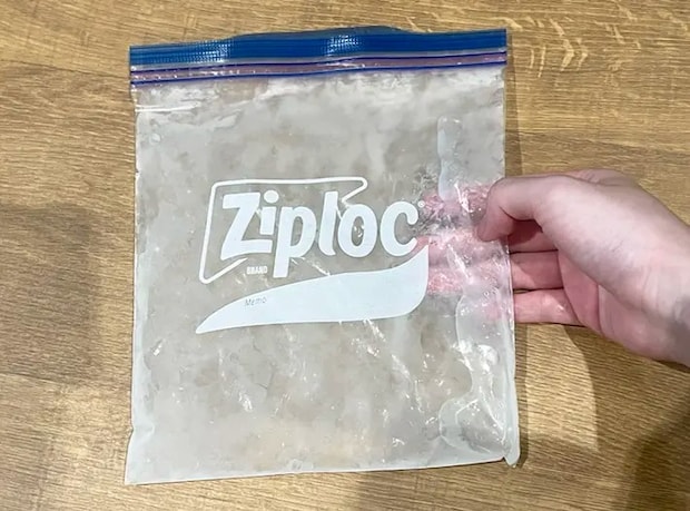 シャーベット状になった塩水の写真（撮影：grapeライフハック編集部）