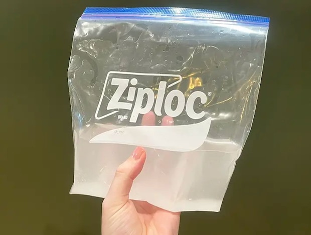 塩水を入れたジッパー袋の写真（撮影：grapeライフハック編集部）