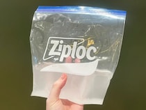ジッパー袋に水と塩を入れて5時間　できたものに「キンキンに冷たい」「アイス枕みたい」