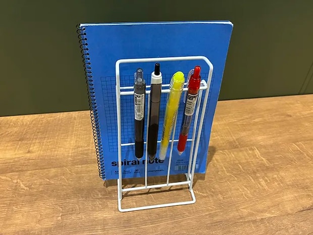 『包丁＆まな板スタンド』に立てかけたペンとノート（撮影：grapeライフハック編集部）