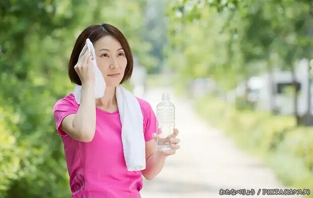 汗をかく女性の写真