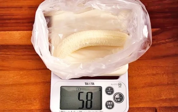 『バナナヨーグルトの玉子焼き器ケーキ』を作る写真（撮影：小泉明代）