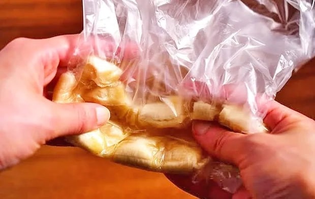 『バナナヨーグルトの玉子焼き器ケーキ』を作る写真（撮影：小泉明代）