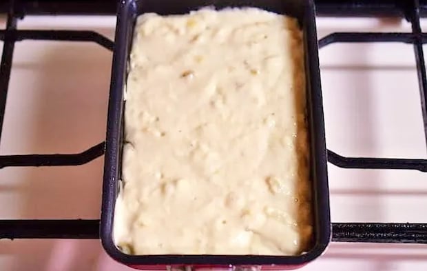 『バナナヨーグルトの玉子焼き器ケーキ』を作る写真（撮影：小泉明代）